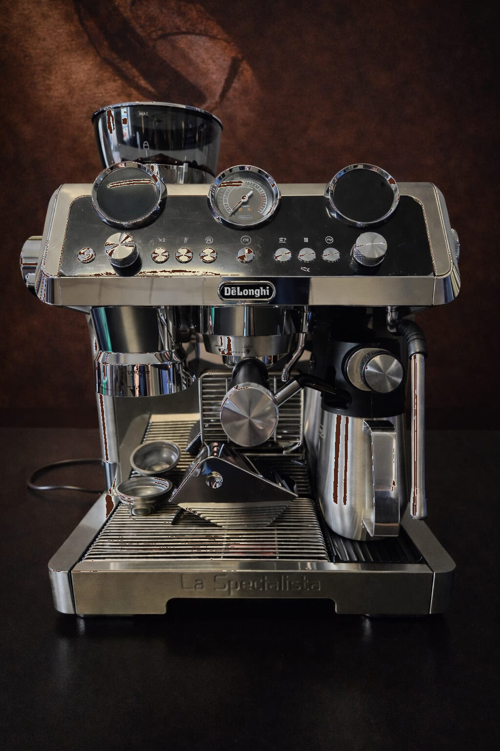 Profesjonalny ekspres półautomatyczny De'Longhi La Specialista Maestro EC9665.M z analogowymi manometrami i profesjonalnym portafiltrem 58mm, widok z przodu